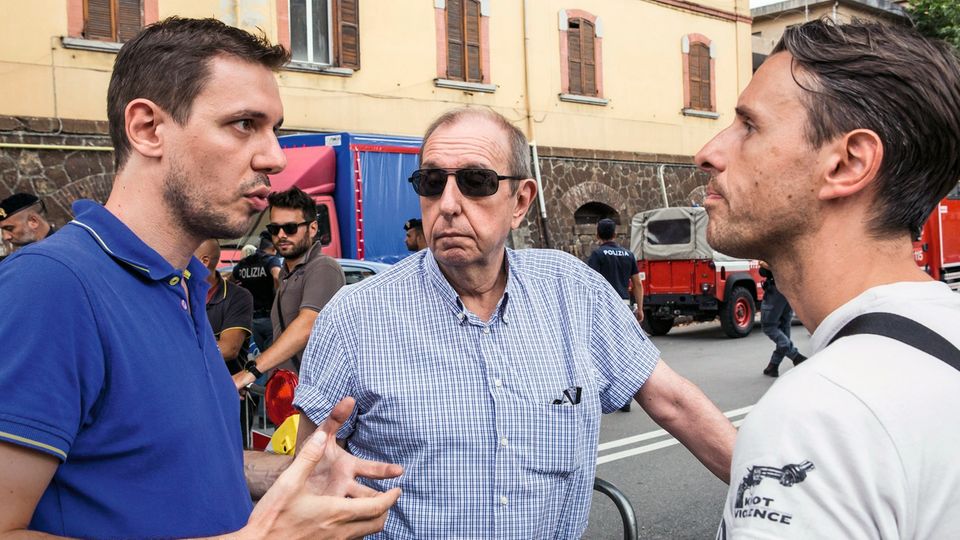Italien: Vater Ennio (Mitte) bespricht mit seinen Söhnen Corrado (links) und Daniele (rechts), was sie aus der Wohnung holen sollen Vater Ennio (Mitte) bespricht mit seinen Söhnen Corrado (links) und Daniele (rechts), was sie aus der Wohnung holen sollen