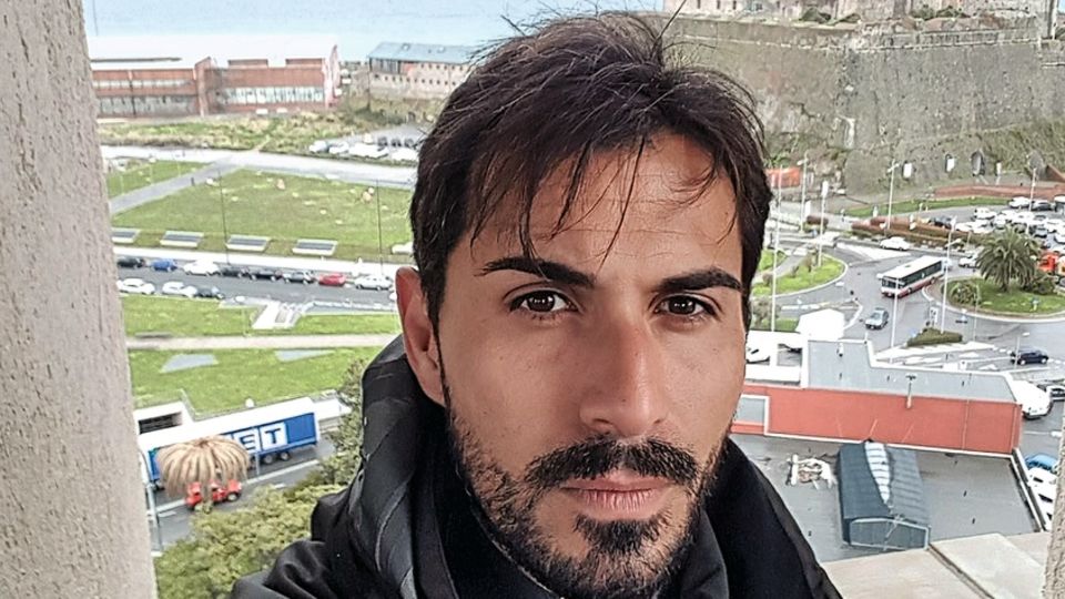 Italien: 40 Meter fiel Davide Capello in seinem Auto in die Tiefe. Und hatte großes Glück: Er überlebte fast unverletzt 40 Meter fiel Davide Capello in seinem Auto in die Tiefe. Und hatte großes Glück: Er überlebte fast unverletzt