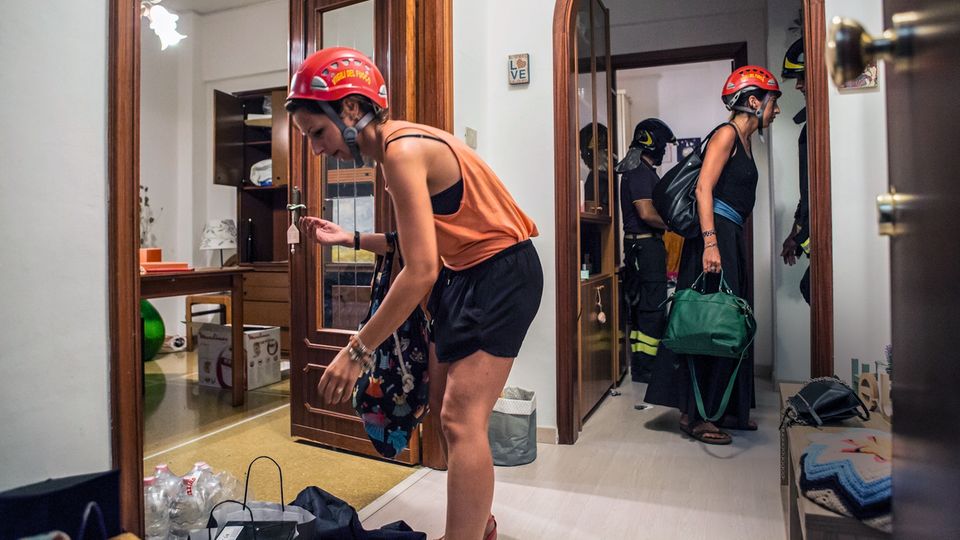 Italien: In den Häusern bleibt den Anwohnern wenig Zeit. Sie dürfen nur mitnehmen, was sie tragen können In den Häusern bleibt den Anwohnern wenig Zeit. Sie dürfen nur mitnehmen, was sie tragen können