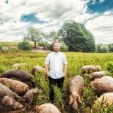 Felix Schneider, Sosein  Das in der Provinz gelegene "Sosein", das der 33-jährige Küchenchef Felix Schneider als "Projekt zur Selbstfindung der deutschen Küche" bezeichnet, war von Anfang an gut besucht. "Wir sind einfach ein Stück eigenständiger als die Generation vor uns", sagt Schneider über sich und seine Kollegen.