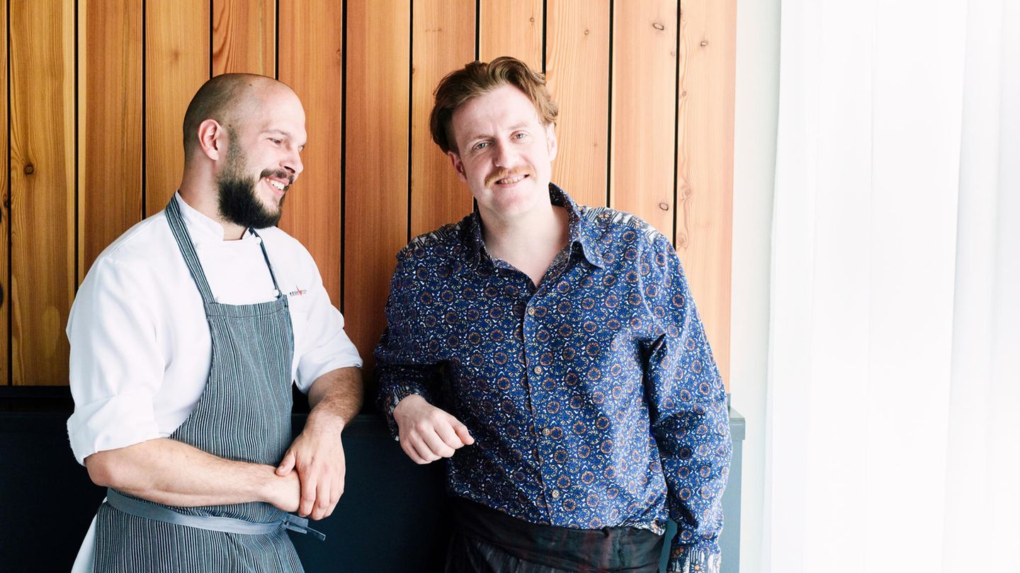 "New German Cuisine": Micha Schäfer (links) und Billy Wagner, Nobelhart & Schmutzig Für deutsche Standards war die Eröffnung des "Nobelhart & Schmutzig" radikal. Das von dem jungen Gastronomen Billy Wagner vor dreieinhalb Jahren in Berlin mit einem "brutal lokalen" Konzept eröffnete Restaurant "Nobelhart & Schmutzig" landete in diesem Jahr erstmals auf der Pellegrino-Liste, auf einem respektablen Platz 88. Micha Schäfer (links) und Billy Wagner, Nobelhart & Schmutzig Für deutsche Standards war die Eröffnung des "Nobelhart & Schmutzig" radikal. Das von dem jungen Gastronomen Billy Wagner vor dreieinhalb Jahren in Berlin mit einem "brutal lokalen" Konzept eröffnete Restaurant "Nobelhart & Schmutzig" landete in diesem Jahr erstmals auf der Pellegrino-Liste, auf einem respektablen Platz 88.
