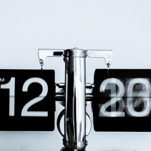 Eine Uhr wird gerade umgestellt.