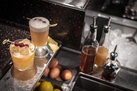 Ein klassischer Whiskey Sour besteht aus Whiskey, Zitronensaft und Läuterzucker.