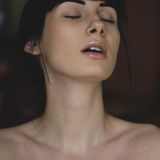 Alixe, 25 (Symbolbild)  Gibt es bei dir eine bestimmte Masturbationsfantasie, die immer wiederkommt?  Ja, in meiner Vorstellung nehme ich an einer griechischen Orgie teil. Ich stelle mir vor, dass ich in einem Tempel liege, es gibt Trauben, und überall sind Menschen, die Liebe machen.  Und dann?  Leider schaffe ich es beim Masturbieren nicht, das Video im Kopf weiterlaufen zu lassen. Es springt immer wieder auf diese Tempelszene zurück.  Benutzt du einen Vibrator?  Nein, nur meine rechte Hand. Meine Klitoris ist extrem empfindlich, deshalb berühre ich sie nie direkt, sondern streichle drum herum. Wenn ich nicht viel Zeit habe, brauche ich nur fünf bis zehn Minuten bis zum Orgasmus.  Wie oft machst du es dir?  Wenn ich Ferien habe, kommt es vor, dass ich es alle vier, fünf Tage mache. Aber das klingt so angeberisch, finde ich. Denn eigentlich ist es oft so, dass ich es auch mal drei Wochen lang vergesse.  Tauschst du dich mit Freunden aus? Ich rede gar nicht über so etwas mit Freundinnen. Eigentlich blöd, aber das war mir bisher zu privat. Wir sollten offener damit umgehen.