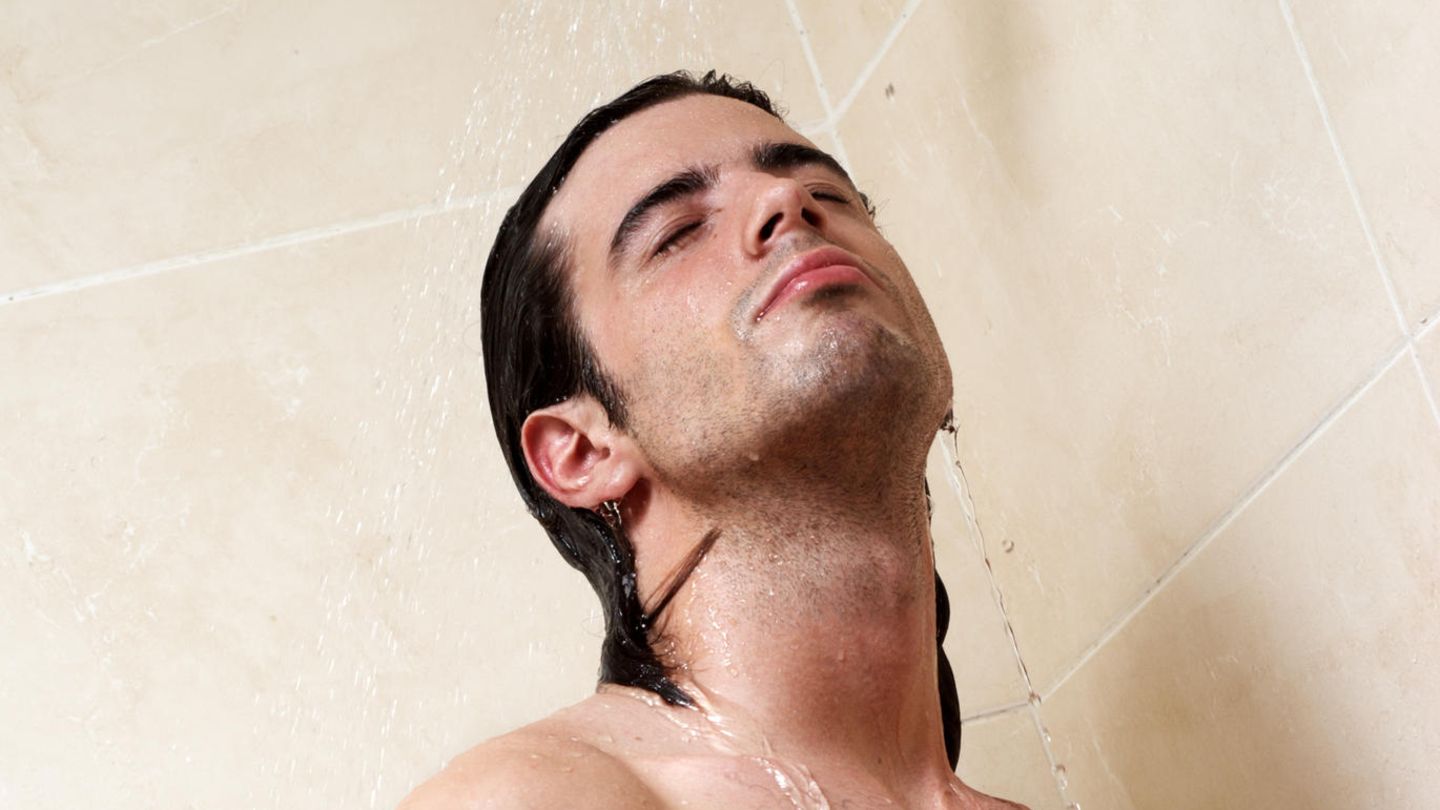 Uri, 23 (Symbolbild)  Warum holst du dir in der Dusche einen runter?  Die Dusche ist ein guter Ort. Ich wohne mit meiner Freundin zusammen, die meistens hier ist. Ich halte das schon gerne privat, das ist ja der Sinn der Sache: ich mit mir selbst. Sonst onaniere ich auch gerne im Bett. Wahrscheinlich, weil ich da halt auch Sex habe. Wie oft machst du es dir? Ungefähr dreimal pro Woche. Wenn ich Single bin, dann öfters.  An was denkst du dabei?  Meistens sind es Dinge, die ich irgendwann wirklich erlebt habe. Zum Beispiel, als mir meine Exfreundin im Kino zum Film "Juno" einen geblasen hat. Wir haben den Film beide gehasst und wollten das Beste draus machen.  Schaust du Pornos?  Ja, und zwar gerne Pornos, die möglichst echt wirken. Ein Film, den ich mag, spielt glaube ich in Tschechien. Ein Typ hält vom Auto aus Frauen auf der Straße an, bietet ihnen Geld für Sex, und sie stimmen zu. Ein bisschen pervers vielleicht, aber ich glaube, dass vielen Menschen die Vorstellung gefällt, einfach Leute auf der Straße anzuhalten und mit ihnen Sex zu haben. Sprichst du mit Freunden übers Onanieren?  Ich habe zwei Freunde, mit denen ich über alles spreche, ja. Generell bin ich jemand, der wenig geheim hält.