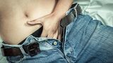 Stefan, 31 (Symbolbild)  Anscheinend gehen deine Freundin und du sehr offen mit Masturbation um: Sie saß gerade auf dem Balkon, während du es dir im Schlafzimmer gemacht hast.  Ja, wir reden da auch sehr offen drüber. Sie will auch manchmal wissen, ob ich mich tagsüber selbst befriedigt habe. Aber sie ist die Ausnahme: Freunden erzähle ich nichts.  Spielt denn deine Freundin auch eine besonders große Rolle in deinen Sexträumen beim Onanieren?  Nicht immer. Ich fokussiere im Kopf eher auf einzelne Körperstellen als auf bestimmte Frauen. Der Rest, das Gesicht zum Beispiel, verschwimmt. In meiner Vorstellung fessele ich eine Frau ans Bett. Aber das sind keine Gewaltfantasien, es läuft alles einvernehmlich ab. Mich erregt es, mir vorzustellen, sie mit dem Mund oder den Händen zu befriedigen, ohne dass sie das kontrollieren kann. Sie hat keine Wahl, als sich dem hinzugeben.  Sind dir deine Gedanken manchmal peinlich?  Nein, eigentlich nicht.  Wie geht deine Technik?  Anfangs streichle ich mit der rechten Hand nur die Oberseite meines Penis, bis er anschwillt. Dann erst umfasse ich ihn ganz und bewege die Hand langsam auf und ab. Kurz vorm Ende konzentriere ich mich auf das vordere Drittel meines Penis. Wie häufig befriedigst du dich? Als Single fast täglich. Jetzt bin ich in einer Beziehung. Also einmal pro Woche