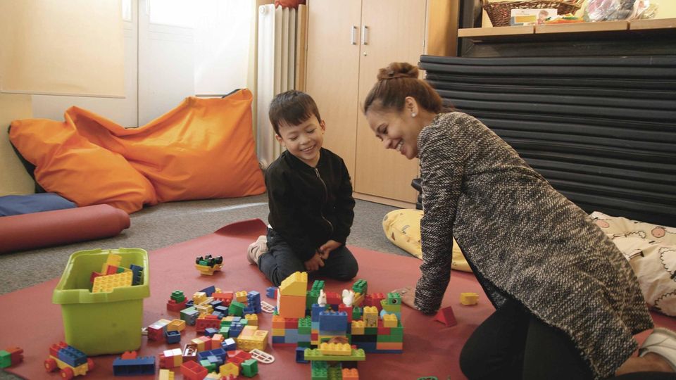 Christin und Julian Garcia Christin und Julian Garcia spielen gemeinsam: Er hat einen kleinen Spielzeug-Cowboy versteckt, sie muss ihn finden