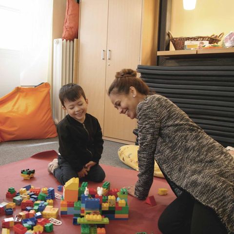 Christin und Julian Garcia spielen gemeinsam: Er hat einen kleinen Spielzeug-Cowboy versteckt, sie muss ihn finden
