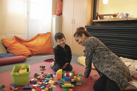 Christin und Julian Garcia spielen gemeinsam: Er hat einen kleinen Spielzeug-Cowboy versteckt, sie muss ihn finden