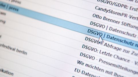 Auf einem Bildschirm sind mehrere Emails mit dem Betreff DSGVO zu sehen.
