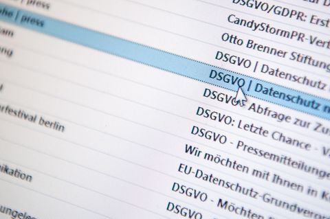 Auf einem Bildschirm sind mehrere Emails mit dem Betreff DSGVO zu sehen.