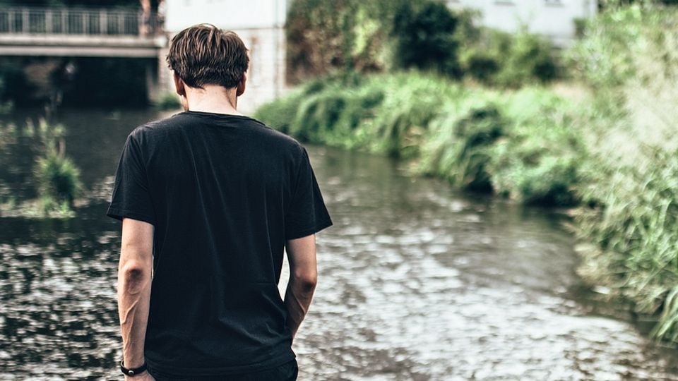 Thomas Hübner: Der Barfuß-Mann: Clueso unterwegs im Sommer von Thüringen, hier kühlt er seine Füße in der Gera Der Barfuß-Mann: Clueso unterwegs im Sommer von Thüringen, hier kühlt er seine Füße in der Gera