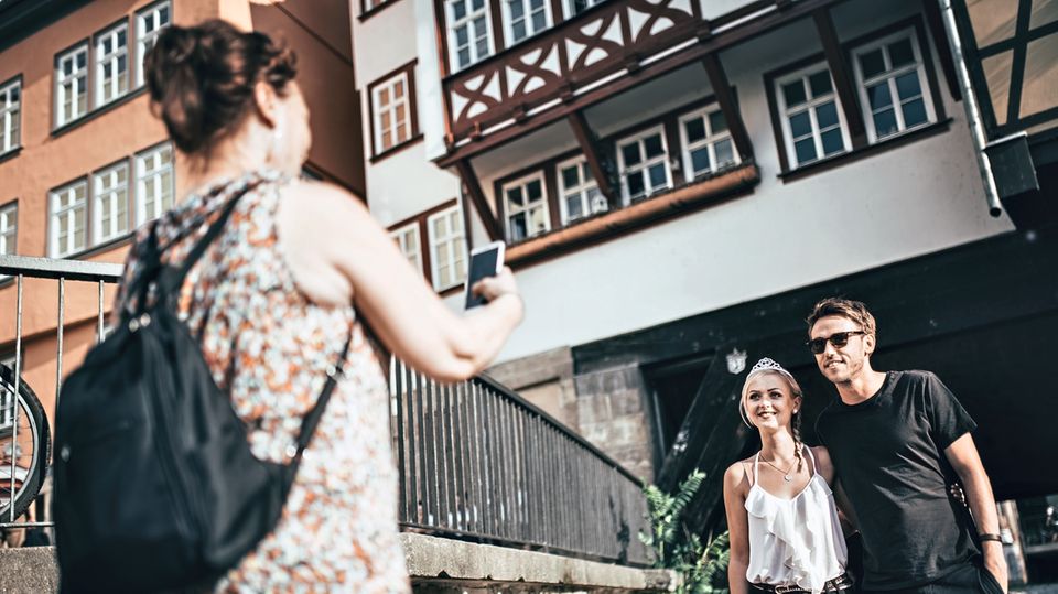 Auch wiederholte Bitten um Selfie-Fotos erfüllt Clueso lächelnd