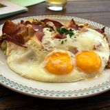 Tiroler Gröstl  Ursprünglich war es als Resteverwertung des Sonntagsbratens gedacht, das Gröstl zählt heute aber als Spezialität der Tiroler Küche: gekochte Kartoffeln, in Stücke geschnittenes Rind- oder Schweinefleisch und gehackte Zwiebeln werden in der Pfanne gebraten. Obendrauf gibt's noch ein Spiegelei.