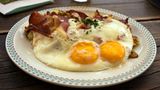 Tiroler Gröstl  Ursprünglich war es als Resteverwertung des Sonntagsbratens gedacht, das Gröstl zählt heute aber als Spezialität der Tiroler Küche: gekochte Kartoffeln, in Stücke geschnittenes Rind- oder Schweinefleisch und gehackte Zwiebeln werden in der Pfanne gebraten. Obendrauf gibt's noch ein Spiegelei.