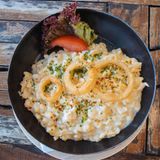 Kasspatzln  Ob es jetzt die Allgäuer oder doch die Österreicher waren, zumindest gibt es auch in Tirol die leckeren Teigspatzen mit herzhaftem Käse. Dort heißen sie Kasspatzln und werden mit Röstzwiebeln garniert. Hier geht's zum Rezept!