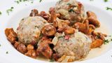 Speckknödel  Es gibt sie auf jeder Alm und Hütte: Speckknödel sind Klassiker der Tiroler Küche. Traditionell werden sie zwar in der Suppe serviert, sie schmecken aber auch mit Sauerkraut, Salat oder einer deftigen Pilzpfanne.