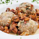 Speckknödel  Es gibt sie auf jeder Alm und Hütte: Speckknödel sind Klassiker der Tiroler Küche. Traditionell werden sie zwar in der Suppe serviert, sie schmecken aber auch mit Sauerkraut, Salat oder einer deftigen Pilzpfanne.