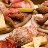 Tiroler Marend, auch bekannt als Brettljause  Marend isst man Zwischendurch. Am besten nachmittags. Eignet sich aber auch als Hauptmahlzeit. Auf einer Alm darf die Brettljause nicht fehlen. Sie besteht meist daraus, was auf der Alm hergestellt wird. Also Käse, Speck, Kaminwurzen, aber auch Schweinsbraten, Schmal, Kren und Bauernbrot.