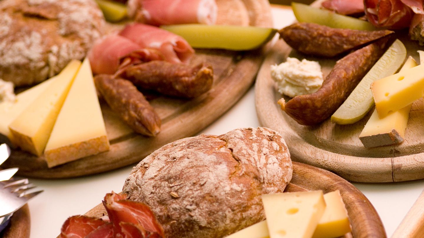 Tiroler Marend, auch bekannt als Brettljause  Marend isst man Zwischendurch. Am besten nachmittags. Eignet sich aber auch als Hauptmahlzeit. Auf einer Alm darf die Brettljause nicht fehlen. Sie besteht meist daraus, was auf der Alm hergestellt wird. Also Käse, Speck, Kaminwurzen, aber auch Schweinsbraten, Schmal, Kren und Bauernbrot.
