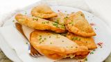 Zillertaler Krapfen  Die Spezialität, die ursprünglich aus dem Zillertal stammt, darf trotz der aufwändigen Zubereitung auf keinem Fest fehlen. Sie ähneln lateinamerikanischen Empanadas. Sie werden aus einem Krapfenteig (Mehl, Milch, Salz) gemacht, der mit Kartoffeln und Tiroler Graukäse gefüllt wird, bevor die Teigtaschen im heißen Fett frittiert werden.
