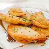 Zillertaler Krapfen  Die Spezialität, die ursprünglich aus dem Zillertal stammt, darf trotz der aufwändigen Zubereitung auf keinem Fest fehlen. Sie ähneln lateinamerikanischen Empanadas. Sie werden aus einem Krapfenteig (Mehl, Milch, Salz) gemacht, der mit Kartoffeln und Tiroler Graukäse gefüllt wird, bevor die Teigtaschen im heißen Fett frittiert werden.