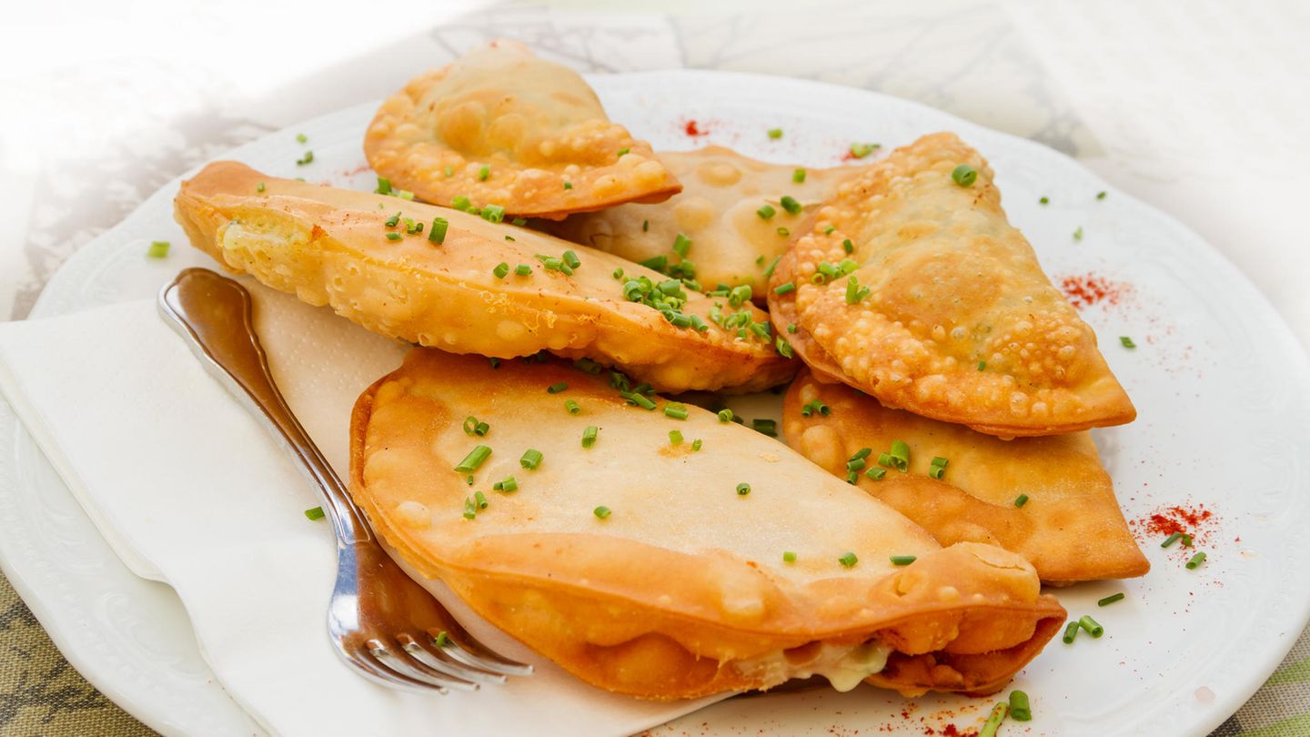 Österreichische Leckerbissen: Zillertaler Krapfen Die Spezialität, die ursprünglich aus dem Zillertal stammt, darf trotz der aufwändigen Zubereitung auf keinem Fest fehlen. Sie ähneln lateinamerikanischen Empanadas. Sie werden aus einem Krapfenteig (Mehl, Milch, Salz) gemacht, der mit Kartoffeln und Tiroler Graukäse gefüllt wird, bevor die Teigtaschen im heißen Fett frittiert werden. Zillertaler Krapfen Die Spezialität, die ursprünglich aus dem Zillertal stammt, darf trotz der aufwändigen Zubereitung auf keinem Fest fehlen. Sie ähneln lateinamerikanischen Empanadas. Sie werden aus einem Krapfenteig (Mehl, Milch, Salz) gemacht, der mit Kartoffeln und Tiroler Graukäse gefüllt wird, bevor die Teigtaschen im heißen Fett frittiert werden.