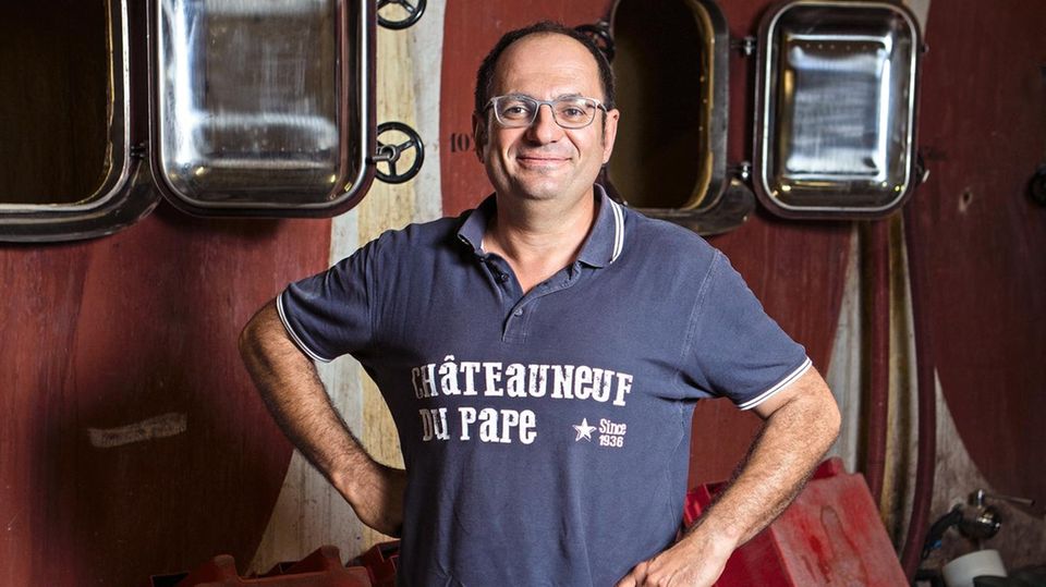 Neue Ideen bei Trockenheit: Laurent Charvin ist Winzer in Châteauneuf-du-Pape. Er baut im Betontank aus (hinter ihm), das verleiht dem Wein mehr Frische, gerade in heißen Jahren Laurent Charvin ist Winzer in Châteauneuf-du-Pape. Er baut im Betontank aus (hinter ihm), das verleiht dem Wein mehr Frische, gerade in heißen Jahren