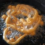 Strauben  Die Verwandten der spanischen Churros: Flüssiger Teig wird durch einen Trichter spiralenförmig in eine Pfanne mit kochendem Öl gegeben und ausgebacken. Danach wird das Fettgebäck mit Puderzucker oder Preiselbeermarmelade serviert.