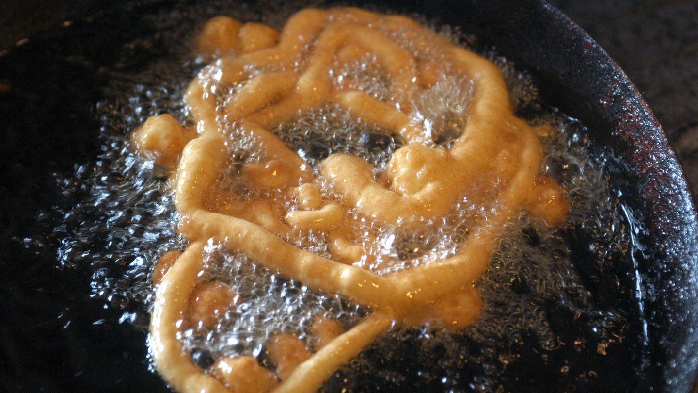Strauben  Die Verwandten der spanischen Churros: Flüssiger Teig wird durch einen Trichter spiralenförmig in eine Pfanne mit kochendem Öl gegeben und ausgebacken. Danach wird das Fettgebäck mit Puderzucker oder Preiselbeermarmelade serviert.