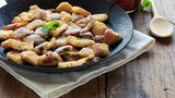 Kaiserschmarrn  Eigentlich ist er keine echte Tiroler Spezialität. Der Kaiserschmarrn darf dennoch nicht in Tirol fehlen. Denn in Gasthäusern und auf Berghütten ist die Süßspeise ziemlich präsent. Ein richtig guter Kaiserschmarren wird aufwendig wie ein Soufflé zubereitet, der Eischnee wird untergehoben. Dazu gibt es Zwetschkenröster, gedünstete Zwetschken.
