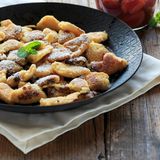 Kaiserschmarrn  Eigentlich ist er keine echte Tiroler Spezialität. Der Kaiserschmarrn darf dennoch nicht in Tirol fehlen. Denn in Gasthäusern und auf Berghütten ist die Süßspeise ziemlich präsent. Ein richtig guter Kaiserschmarren wird aufwendig wie ein Soufflé zubereitet, der Eischnee wird untergehoben. Dazu gibt es Zwetschkenröster, gedünstete Zwetschken.