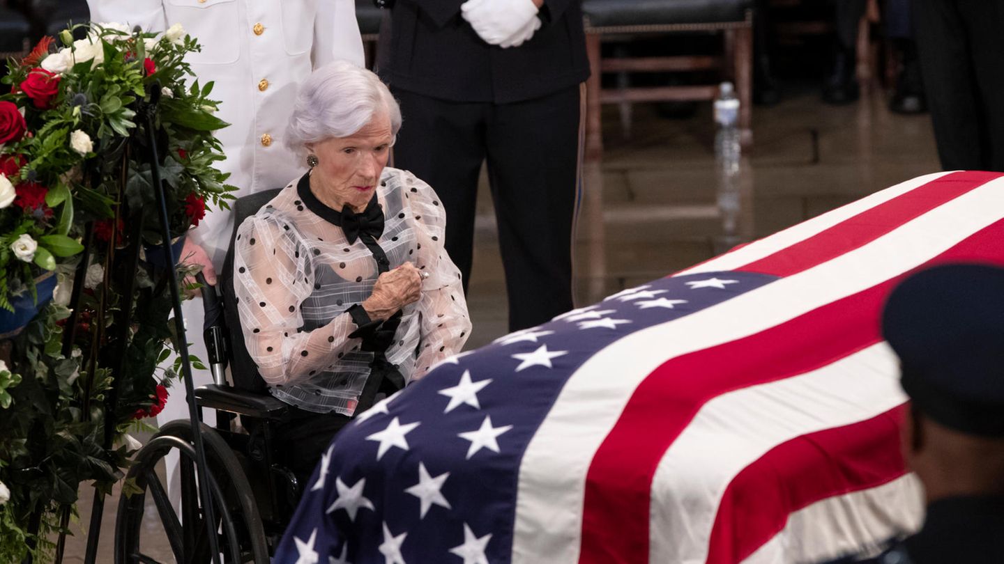 Roberta McCain nimmt Abschied von ihrem Sohn John