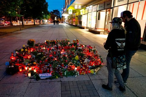 Menschen trauern in Chemnitz um den getöteten Mann in der Innenstadt.