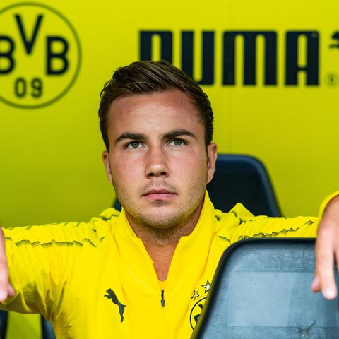 Mario Götze auf der BVB-Bank - auch unter Lucien Favre spielt er bislang keine Rolle