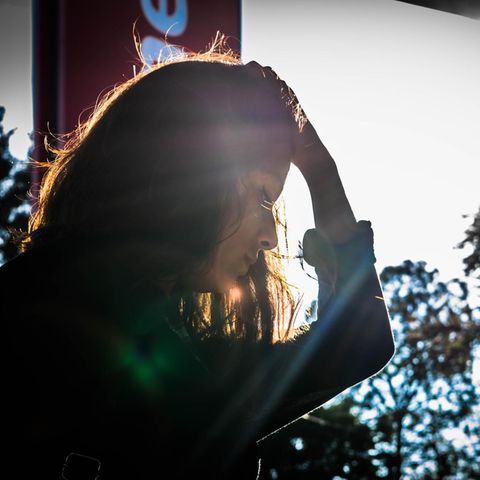Junge Frau sieht traurig aus