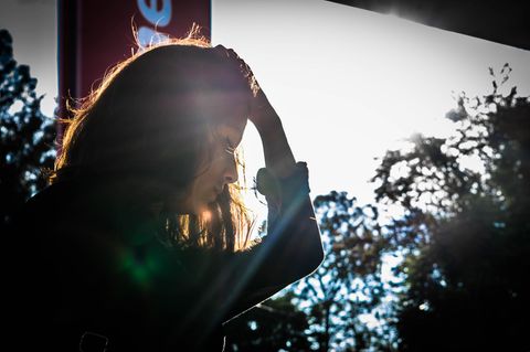 Junge Frau sieht traurig aus