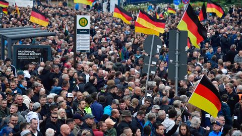 Chemnitz: Mehrere tausend Menschen sind zu der Kundgebung der "Pro Chemnitz"-Bewegung und der AfD gekommen 