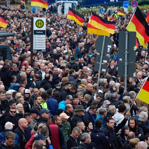 Chemnitz: Mehrere tausend Menschen sind zu der Kundgebung der "Pro Chemnitz"-Bewegung und der AfD gekommen 