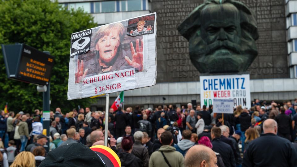 Chemnitz: SPD-Politiker mit Besuchergruppe von Rechten überfallen