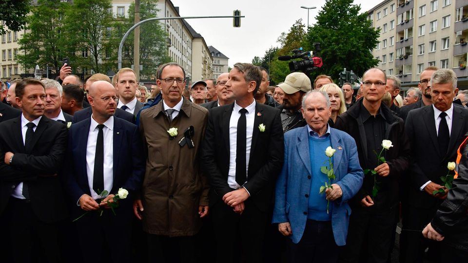 Demonstrationen in Chemnitz: Die rechten Rosenkavaliere: Wie sich die AfD in Chemnitz inszeniert hat Demonstrationen in Chemnitz: Die rechten Rosenkavaliere: Wie sich die AfD in Chemnitz inszeniert hat