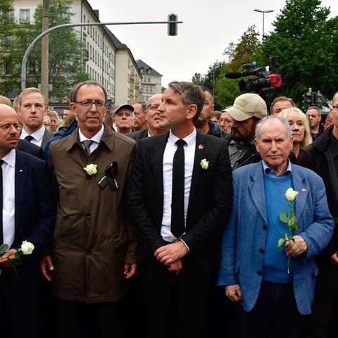 Demonstrationen in Chemnitz: Die rechten Rosenkavaliere: Wie sich die AfD in Chemnitz inszeniert hat