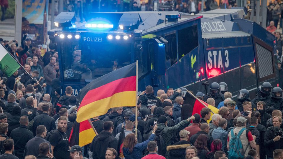 Ausschreitungen in Chemnitz: Debatte entfacht: Sollte die AfD vom Verfassungsschutz beobachtet werden? Ausschreitungen in Chemnitz: Debatte entfacht: Sollte die AfD vom Verfassungsschutz beobachtet werden?