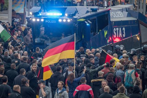 Demos in Chemnitz: AfD und Pegida laufen Seite an Seite – neun Verletzte nach erster Polizeibilanz
