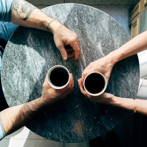 Mann und Frau mit Kaffee