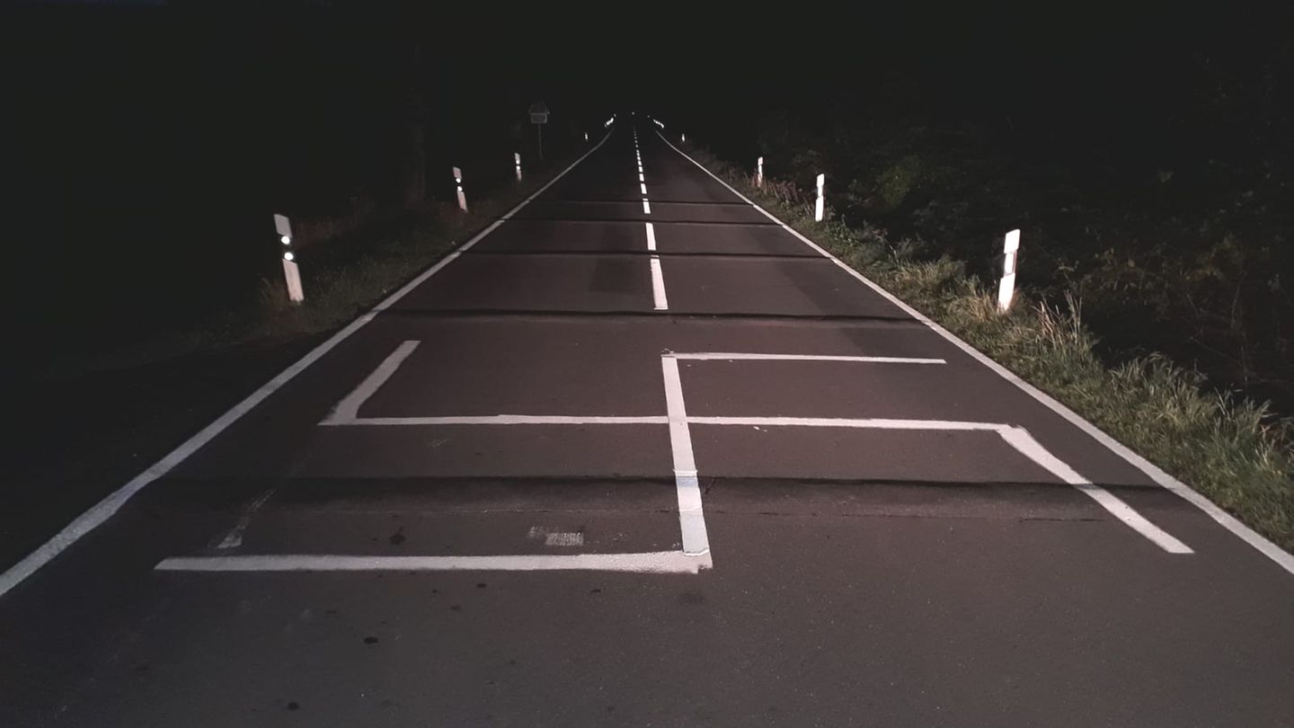 nachrichten deutschland - hakenkreuz auf straße