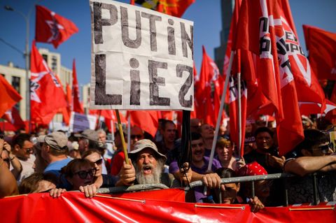 Russland: Tausende Russen demonstrieren in Moskau gegen die Rentenreform von Wladimir Putin 