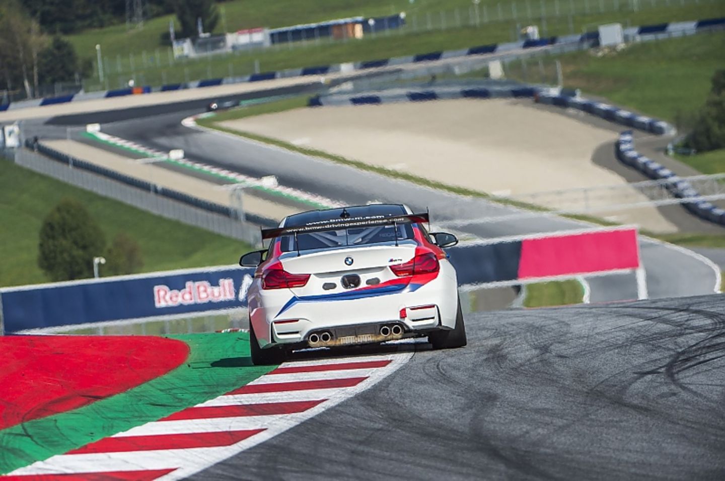 Beim BMW M4 GT4 Rennsporttraining kommt es auf jeden Zentimeter an
