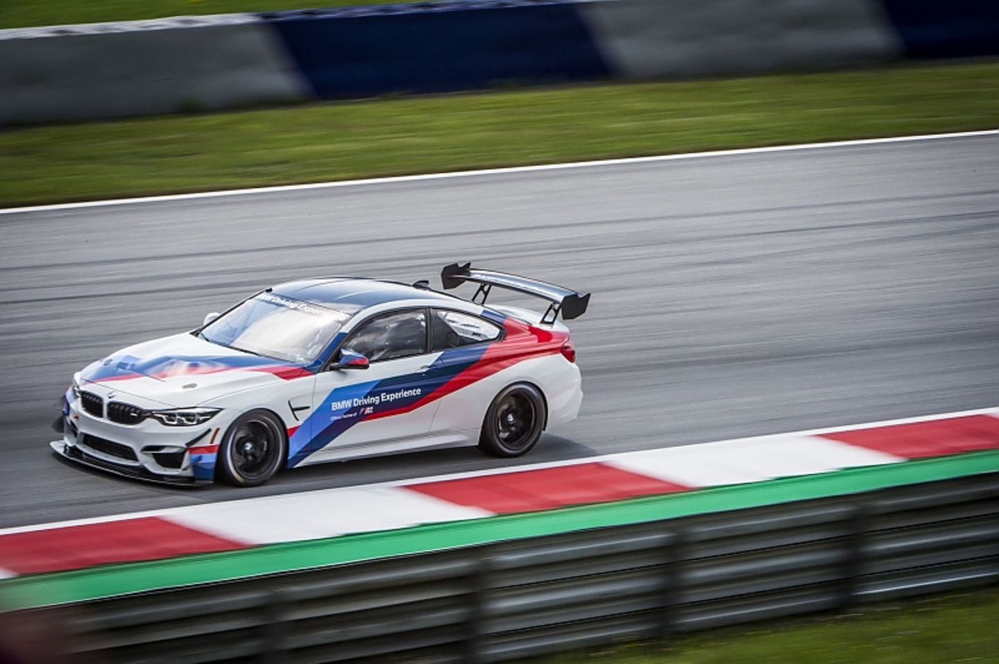 Der BMW M4 GT4 wiegt 1.430 Kilogramm