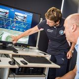 Kein Zentimeter bleibt unbeobachtet: Claudia Hürtgen (rechts) deckt bei der Analyse Fahrfehler schonungslos af